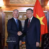 El secretario general del Partido Comunista y presidente de Vietnam, To Lam, y Chip Kaye, presidente de Warburg Pincus. Foto: VNA