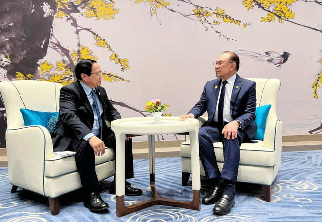 El primer ministro vietnamita, Pham Minh Chinh, con el primer ministro malasio, Ibrahim Anwar. (Fuente: VNA) mala.jpg