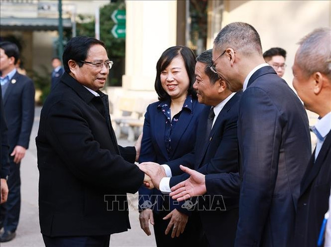 El primer ministro vietnamita, Pham Minh Chinh, visita el Hospital Nacional de Pulmón. (Fuente: VNA) uuidcb3b49fb-3b08-4d69-80c6-e14200e23be4code001library1type1mode1loctruecaptrue.jpg