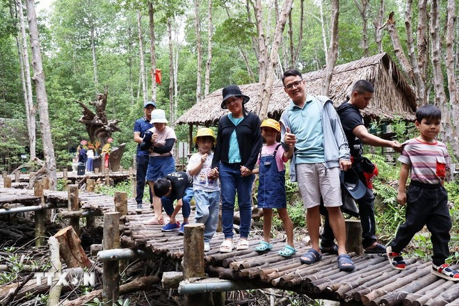 Turistas en Ciudad Ho Chi Minh. (Fuente: VNA) rung-sac.jpg