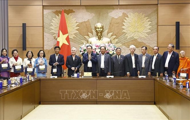 El presidente de la Asamblea Nacional de Vietnam, Tran Thanh Man y los delegados en el evento. (Fuente: VNA) thanh-man-soc-trang-17032025-06.jpg