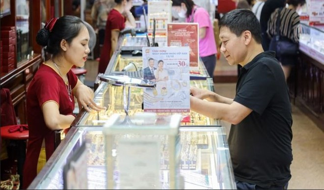 Los economistas también consideran que, dado que el Decreto 232 aún no ha entrado en vigor, no se puede exigir una reducción inmediata del precio del oro. (Fuente: VietnamPlus) v2.jpg