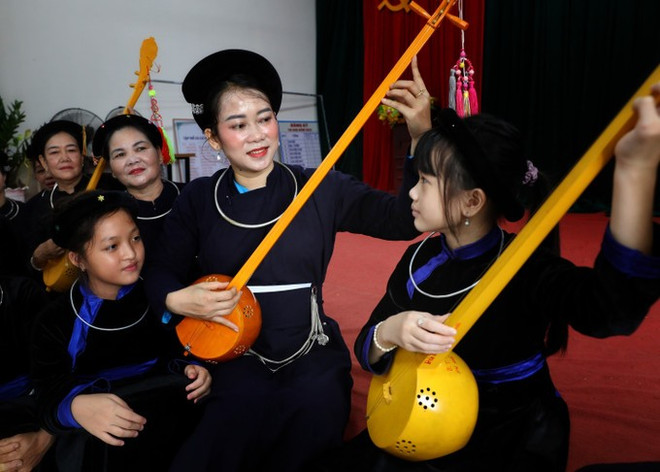Enseñanza del canto Then a los miembros del club del canto Then y el instrumento musical Tinh en la comuna de Luc Ngan, de la provincia de Bac Ninh. (Fuente: VNA) then.jpg