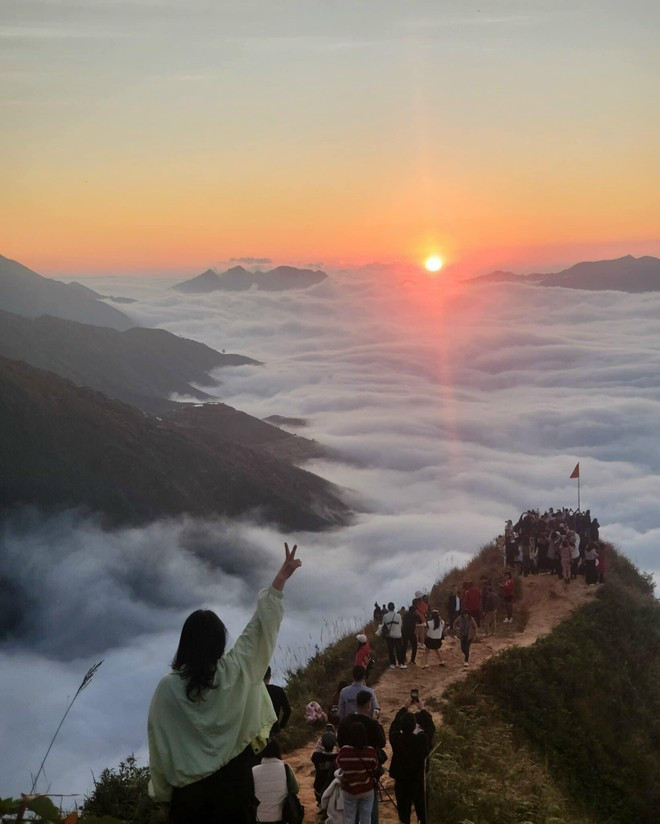 Mar de nubes en la “espina dorsal de dinosaurio” de Ta Xua, en Son La. (Fuente: VietnamPlus) 1112taxua2-8551.jpg