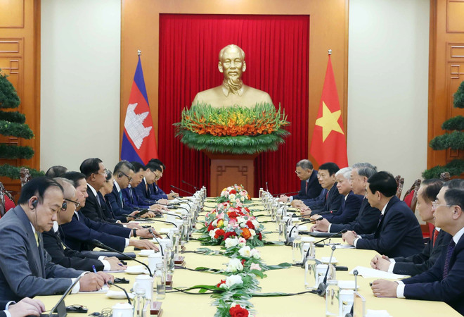 El secretario general del Partido Comunista de Vietnam, To Lam, mantiene un encuentro con el presidente del Partido Popular de Camboya, Hun Sen. (Fuente: VNA) hun.jpg
