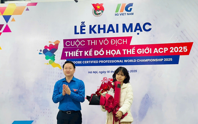 Entrega flores a la ganadora en la edición de 2024. (Fuente: hanoimoi.vn) thiet-ke-do-hoa-the-gioi-2.jpg