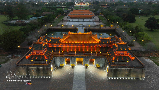 vnanet-potal-dai-noi-hue-net-co-kinh-ben-dong-song-huong-7972747-1.jpg