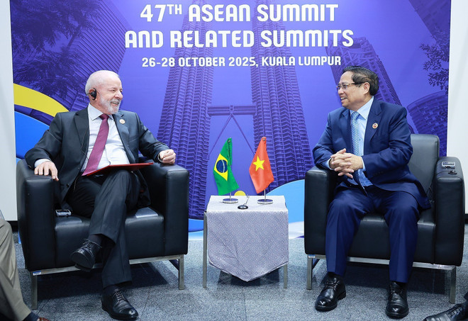 El primer ministro de Vietnam, Pham Minh Chinh, y el presidente brasileño Lula da Silva. (Fuente: VNA) brasuk.jpg