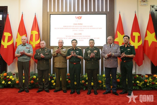 El general Phan Van Giang, subsecretario de la Comisión Militar Central y ministro de Defensa de Vietnam, y delegados. (Fuente: VNA) van-giang.jpg