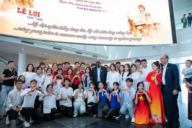 El presidente de la Asamblea Nacional del Poder Popular y del Consejo de Estado de Cuba, Esteban Lazo Hernández, se tomó una foto con jóvenes y visitantes del Museo de Historia Militar de Vietnam. (Fuente: VNA) bu.jpg