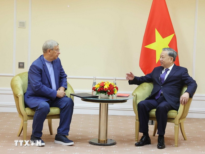El secretario general del Partido Comunista de Vietnam, To Lam, y el director general de la empresa rusa Zarubezhneft, Sergei Kudryashov. (Fuente: VNA) tong-bi-thu-cong-ty-dau-khi-nga-2-resize.jpg