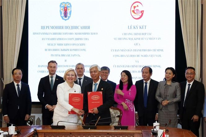Los líderes de Ciudad Ho Chi Minh y Minsk (de Bielorrusia) firmaron 23 de septiembre de 2024 el Programa de Cooperación Comercial, Económica y Humanitaria para el período 2024-2026. (Fuente: VNA) lider.jpg