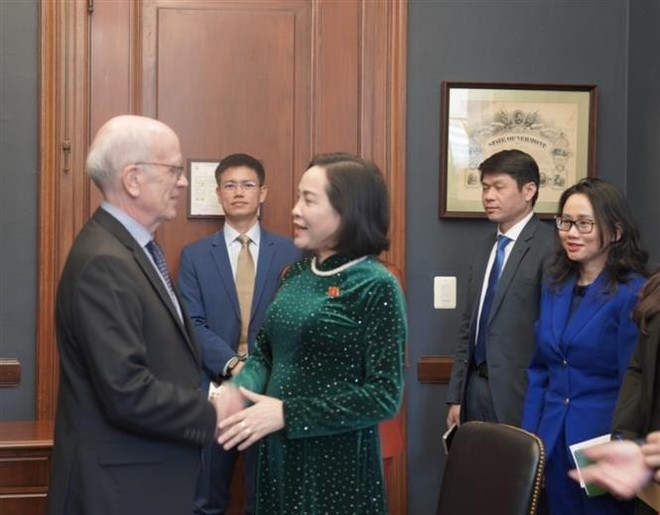 La vicepresidenta de la Asamblea Nacional de Vietnam, Nguyen Thi Thanh, y el senador Peter Welch. (Fuente: VNA) pet.jpg