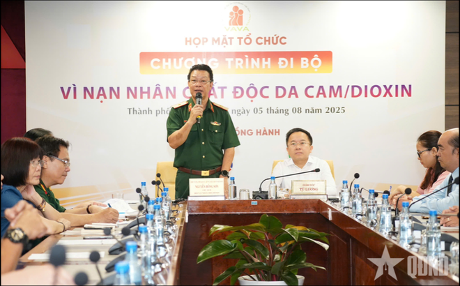 El profesor asociado, doctor Nguyen Hong Son, presidente de la Asociación de Víctimas del Agente Naranja/dioxina de Ciudad Ho Chi Minh, informa sobre el programa “Caminata solidaria por las víctimas del Agente Naranja”. (Fuente: VNA) hong-son.png