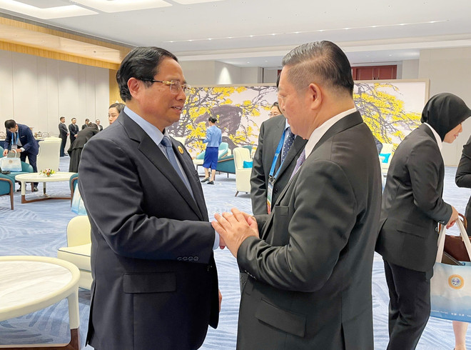 El primer ministro vietnamita, Pham Minh Chinh, y el secretario general de la ASEAN, Kao Kim Hourn. (Fuente: VNA) asean.jpg