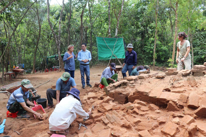 Los líderes de la Junta de Gestión del Patrimonio Mundial de My Son y expertos indios inspeccionan y supervisan periódicamente las obras de restauración del complejo de torres del templo. (Fuente: VNA) ms9.jpg