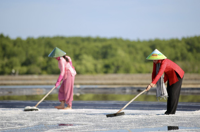 Los visitantes tienen la oportunidad de experimentar la producción de sal en Thieng Lieng. (Fuente: VNA) thienglinguh-1.jpg