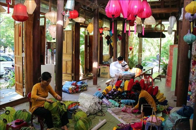En una aldea de oficio tradicional de Da Nang. (Fuente: VNA) den-long-hoi-an-26625-10.jpg