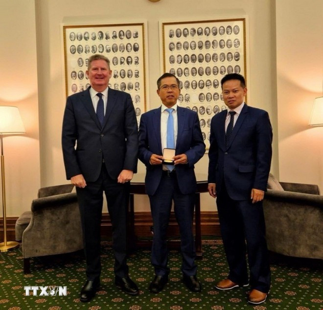 El embajador vietnamita en Australia, Pham Hung Tam (centro) se encuentra con el presidente del Consejo Legislativo, Terry Stephens, y el miembro del Consejo Legislativo, Tung Ngo. (Fuente: VNA) bang-nam-australia-coi-hop-tac-voi-viet-nam-la-mot-uu-tien-va-con-nhieu-tiem-nang2.jpg