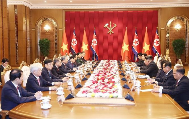 En la reunión entre el secretario general del Partido Comunista de Vietnam, To Lam, y el secretario general del Partido del Trabajo de Corea y presidente de la Comisión de Asuntos Estatales del país anfitrión, Kim Jong Un. (Fuente: VNA) hoi-dam.jpg