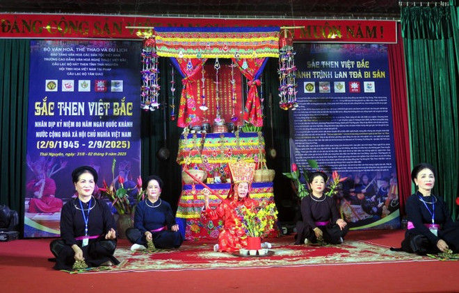 La artista Nong Thi Lim, de la provincia de Lang Son (en rojo), practica el canto Then. (Fuente: VNA) then3-10925.jpg