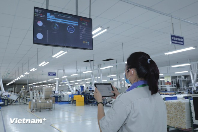 La transformación digital y la innovación resultan pilares del desarrollo nacional en la nueva era. (Fuente: VietnamPlus) rang-dong-ap-dung-cac-cong-cu-dieu-hanh-trong-san-xuat.jpg