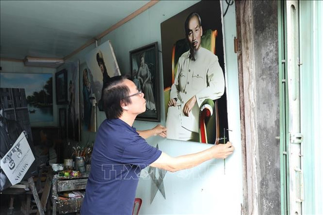 Tran Hoa Binh, pintor católico nacido en en la provincia norteña de Ninh Binh, ha dedicado más de 50 años al arte del retrato hiperrealista. (Fuente: VNA) hoa-si2-140525.jpg