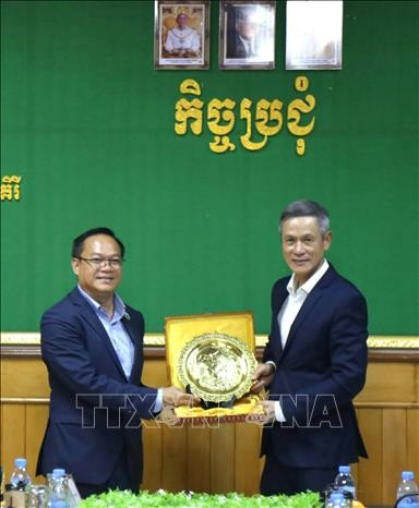 El embajador Nguyen Minh Vu (derecha) y el gobernador de Mondulkiri, Thang Savun. (Fuente: VNA) campuchia-2.jpg