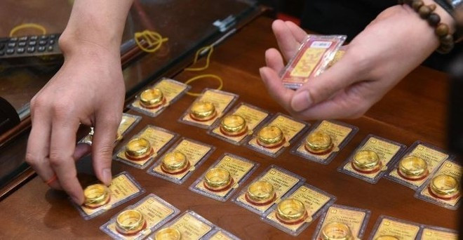 Según Hoang Van Cuong, miembro de la Comisión de Finanzas y Presupuesto de la Asamblea Nacional, movilizar las reservas de oro que posee la población a través de fondos financieros creará una fuente de recursos masiva para la economía. (Fuente: VietnamPlus) v3.jpg