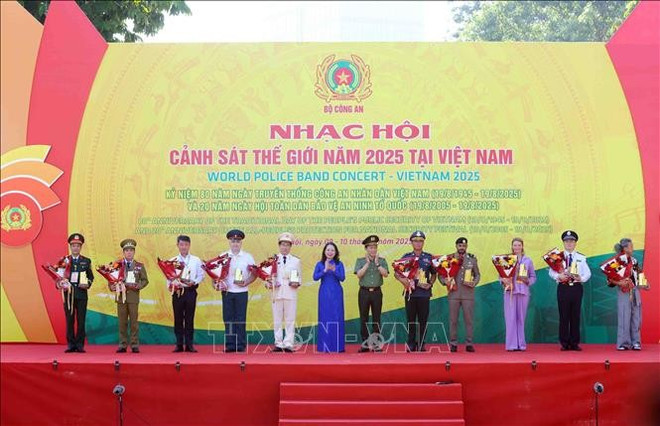 La vicepresidenta vietnamita, Vo Thi Anh Xuan, y el ministro vietnamita de Seguridad Pública, general Luong Tam Quang, en el evento. (Fuente: VNA) dai-nhac-hoi.jpg