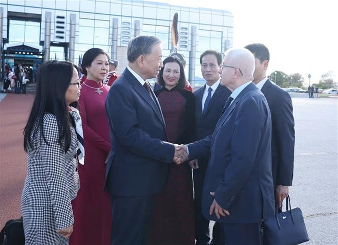 El secretario general del Partido Comunista de Vietnam, To Lam, acompañado de su esposa y de una delegación vietnamita de alto nivel, concluye su exitosa visita oficial a Bulgaria (Fuente: VNA) sofia.jpg