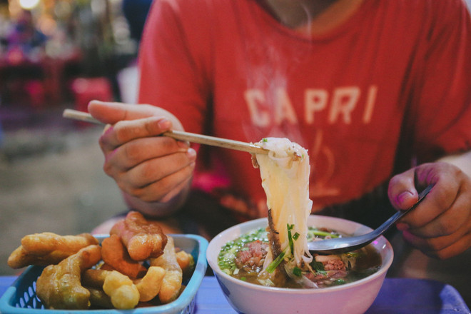 Hanoi tiene cerca de 700 establecimientos de venta de Pho, los cuales se concentran principalmente en los distritos de Ba Dinh, Hoan Kiem, Cau Giay, Dong Da, Hai Ba Trung, Thanh Xuan y Long Bien. (Fuente: VietnamPlus) pho-05.jpg