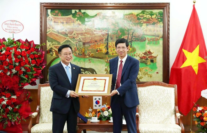 El viceministro Ho An Phong entregó el certificado al mérito del Ministro de Cultura, Deportes y Turismo al Embajador de Turismo de Vietnam en Corea del Sur, y Xuong Can (Lee Chang Kun), en reconocimiento a sus contribuciones. (Fuente: Vietnamplus) ly-xuong-can.jpg