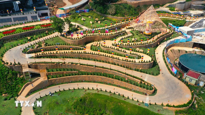 En el conjunto de la montaña Ba Den. (Fuente: VNA) du-lich-tay-ninh-tiem-nang-vuon-tam-quoc-te-1-9.jpg