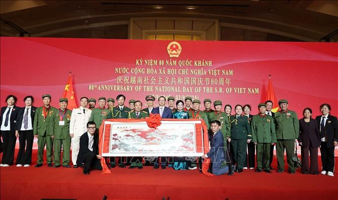 Una delegación de veteranos chinos que participaron en la ayuda a la revolución vietnamita obsequió a la Embajada vietnamita un cuadro con la frase "Felicitaciones por el 80.º Día Nacional de la República Socialista de Vietnam". (Fuente: VNA) quoc-khanh-tai-tq.jpg