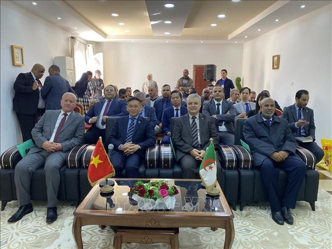 En el encuentro entre el embajador de Vietnam en Argelia, Tran Quoc Khanh, y el gobernador de la provincia de Touggourt, Othmane Abdelaziz. (Fuente: VNA) algeria-190325-1.jpg