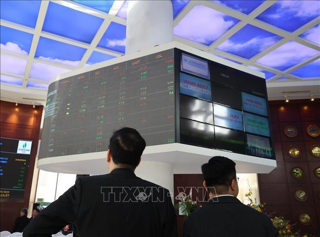 La Bolsa de Valores de Ciudad Ho Chi Minh (HOSE) representa actualmente más del 90% de la capitalización total del mercado bursátil de Vietnam y es uno de los elementos clave para impulsar la construcción de un centro financiero internacional en Ciudad Ho Chi Minh. (Foto: VNA) chung-khoan.jpg