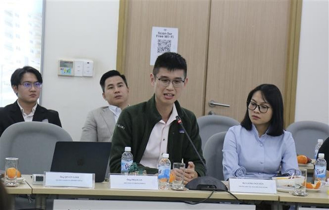 Qin En Looi, socio director del fondo Onigiri Capital, habla en el seminario. (Fuente: VNA) toa.jpg