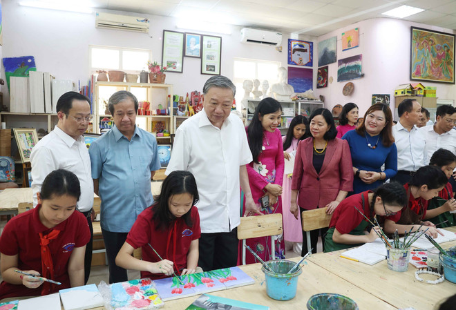El secretario general del Partido Comunista de Vietnam, To Lam, visita a docentes y estudiantes de las escuelas secundarias Nguyen Dinh Chieu y Xa Dan. (Fuente: VNA) tola.jpg