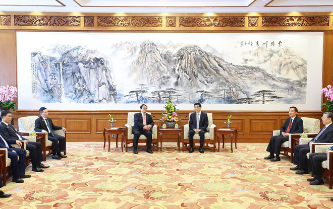En el encuentro entre el primer ministro vietnamita, Pham Minh Chinh, y Wang Huning, miembro del Comité Permanente del Buró Político del Comité Central del Partido Comunista de China y presidente del Comité Nacional de la Conferencia Consultiva Política del Pueblo Chino. (Fuente: VNA) vuong-ho.jpg