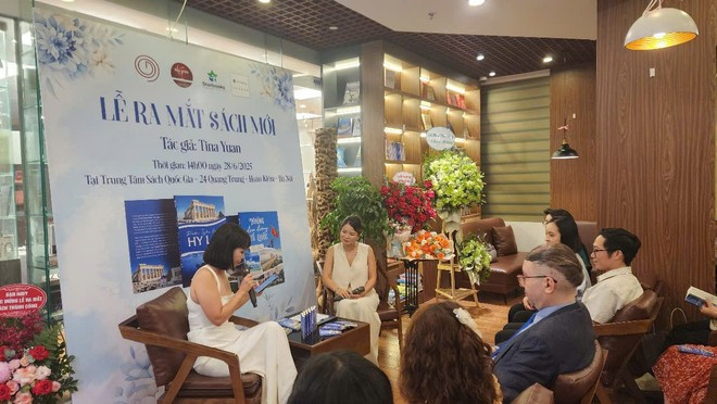Aprovechando la significativa ocasión del Día de la Familia Vietnamita, el 28 de junio, Tina Yuan presentó dos libros de viajes sobre Vietnam y Grecia. (Foto: VietnamPlus) z6751681274122-d2f1ad1e09e5e7a1833ffa92ee6ec716.jpg