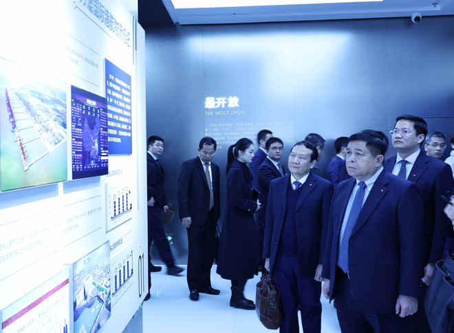 El viceprimer ministro vietnamita Nguyen Chi Dung visita la Zona de Libre Comercio de Ningbo. (Fuente: VNA) giang.jpg