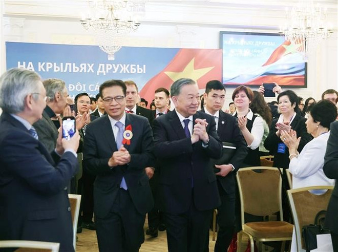 El secretario general del Partido Comunista de Vietnam, To Lam, con intelectuales y expertos rusos que ayudaron a Vietnam. (Fuente: VNA) vna-potal-tong-bi-thu-to-lam-gap-mat-tri-an-nhan-si-tri-thuc-chuyen-gia-nga-tung-giup-do-viet-nam-8025589.jpg