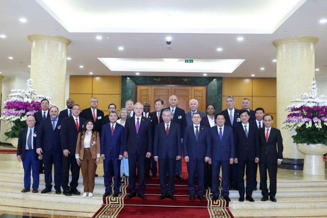 El secretario general del Partido Comunista de Vietnam, To Lam, ofrece una recepción a las delegaciones de líderes y representantes de partidos políticos de Asia, Europa, América y África. (Fuente: VNA) chinh-dang.jpg