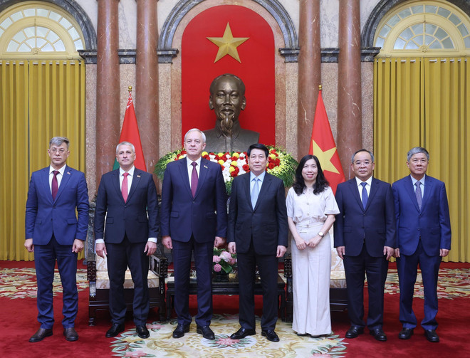 El presidente de Vietnam, Luong Cuong, junto con el presidente de la Cámara de Representantes de Bielorrusia, Igor Sergeyenko, y delegados (Fuente: VNA) belarus.jpg