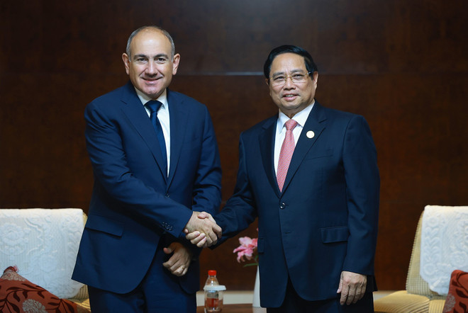 El primer ministro vietnamita, Pham Minh Chinh, con su homólogo de Armenia, Nikol Pashinyan. (Fuente: VNA) arma.jpg
