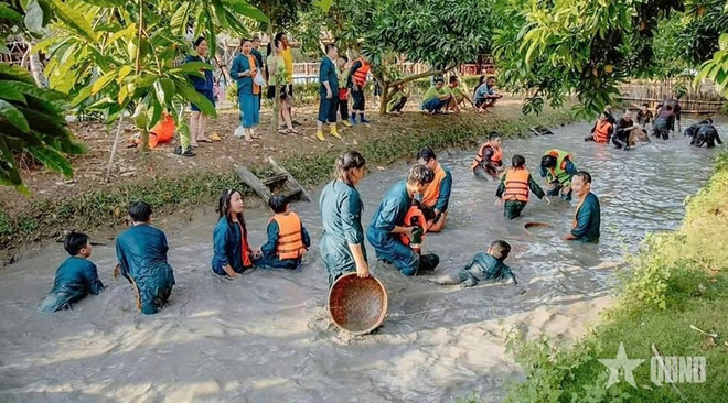 Turistas en el delta del Mekong. (Fuente: qdnd.vn) mien-tay.jpg
