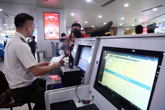 En el aeropuerto internacional de Noi Bai. (Fuente: VNA) mien-thi-thuc.jpg