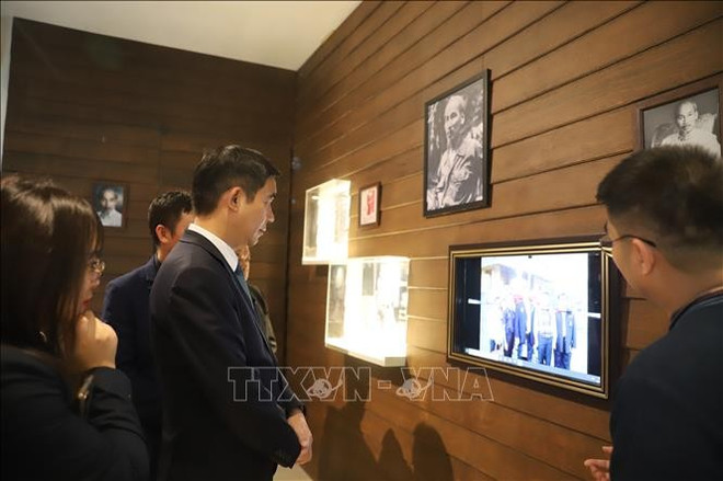 El embajador de Hanoi en Bangkok, Pham Viet Hung, visita el Museo. (Fuente: VNA) bac4-131224.jpg