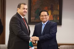 El primer ministro Pham Minh Chinh se reúne con el ministro de Estado argelino de Energía y Minas, Mohamed Arkab. (Foto: VNA)